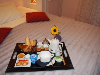 Plateau petit-déjeuner lille, hotels lille, lille hotels, se loger lille, booking lille, reserver lille, marcq en baroeul, hotels marcq en baroeul, se loger marcq en baroeul, hotel du croisé marcq en baroeul