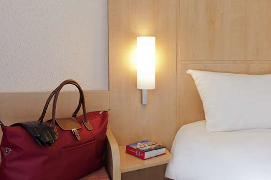 Table de chevet lille, hotel lille, hotels lille, ibis lille, hotel ibis lille, ibis lille centre gares, booking lille, réserver lille, réserver hotels lille